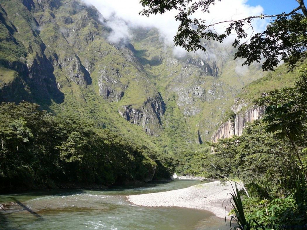 Rio Vilcanota inca jungle trail hidroelectrica agua calientes
