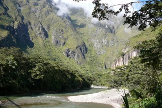 Rio Vilcanota inca jungle trail hidroelectrica agua calientes