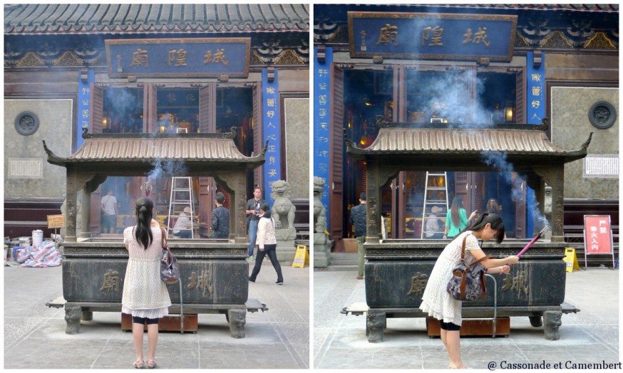 Femme en priere temple des dieux chenghuang shanghai