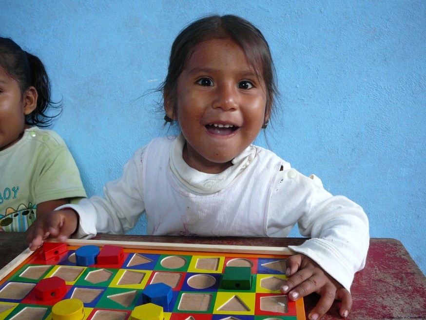 Eliana en plein jeu -  Volontariat Selva Inka Pilcopata