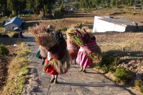 Femmes portant du ble Ile Amantani lac Titicaca