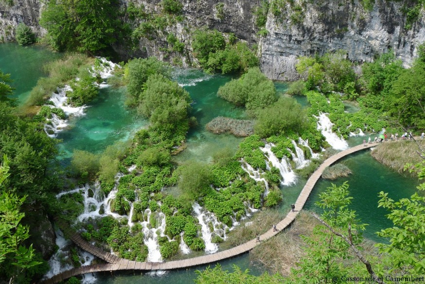 Vue sur ponton lacs inferieurs Plitvice