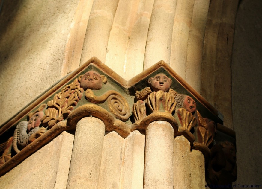 Chapiteaux arcs entrée abbatiale Saint-Volusien foix ariege