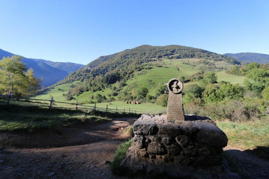 Stele commemorant bucher cathares chateau de Montsegur ete indien ariege