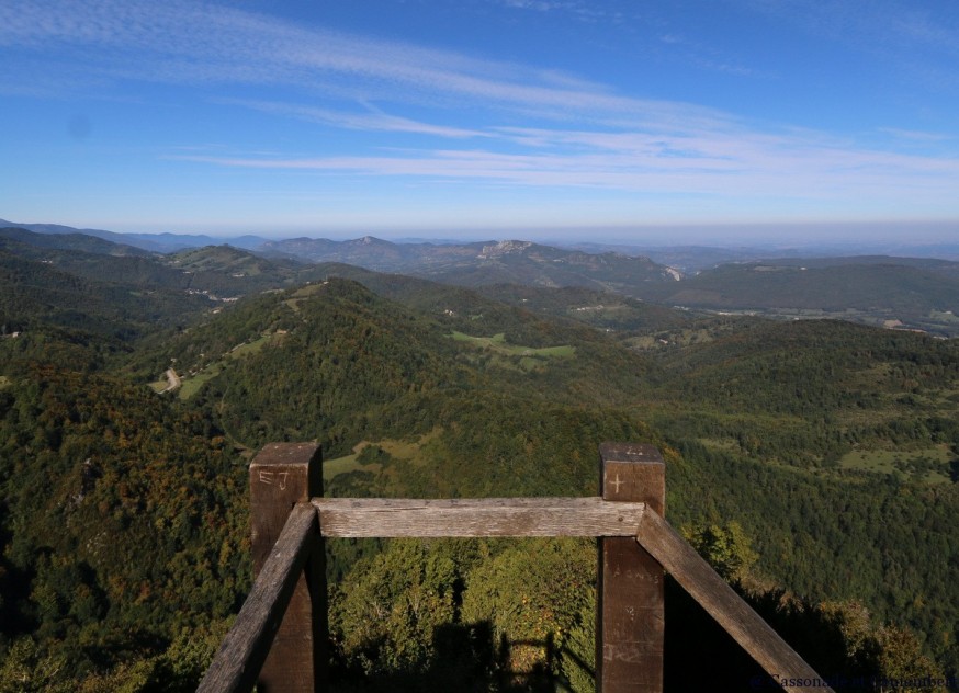 Vue sur les Pyrenees depuis chateau de Montsegur