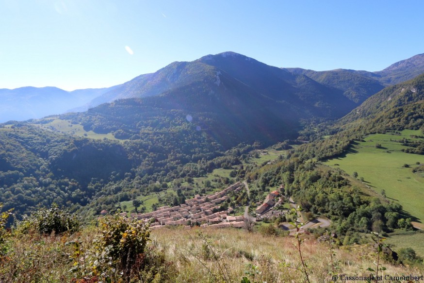 Vue sur village de Montsegur ete indien ariege