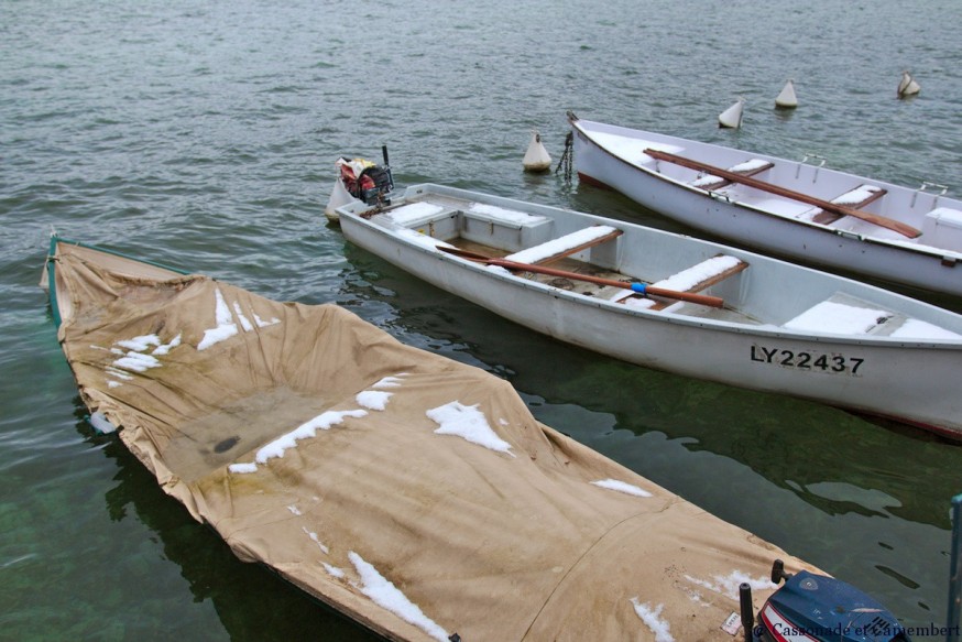 Barques lac d Annecy sous la neige