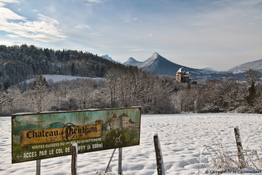 Chateau de Menthon vu depuis le col de Bluffy sous la neige