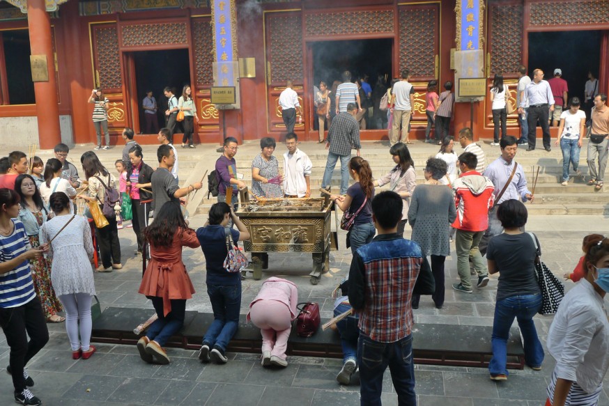 Personnes en priere temple des lamas Pekin