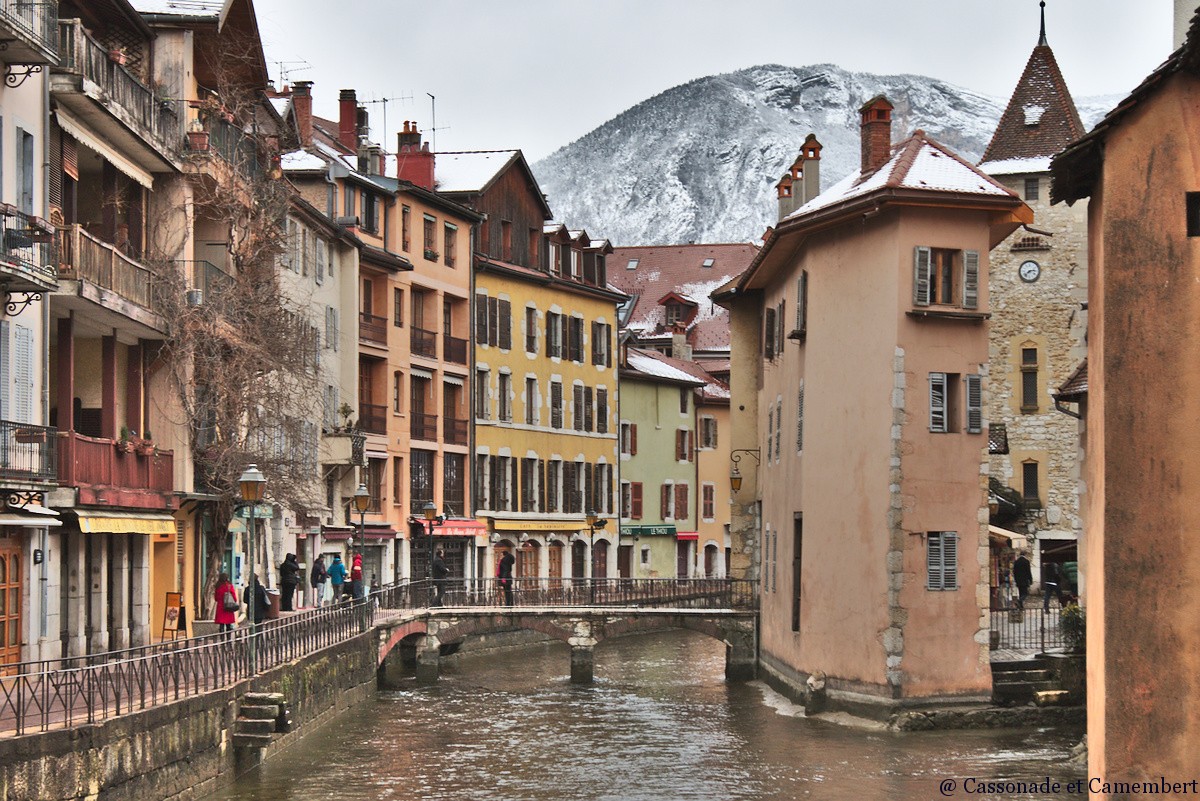 Vue sur la vieille ville d annecy sous la neige