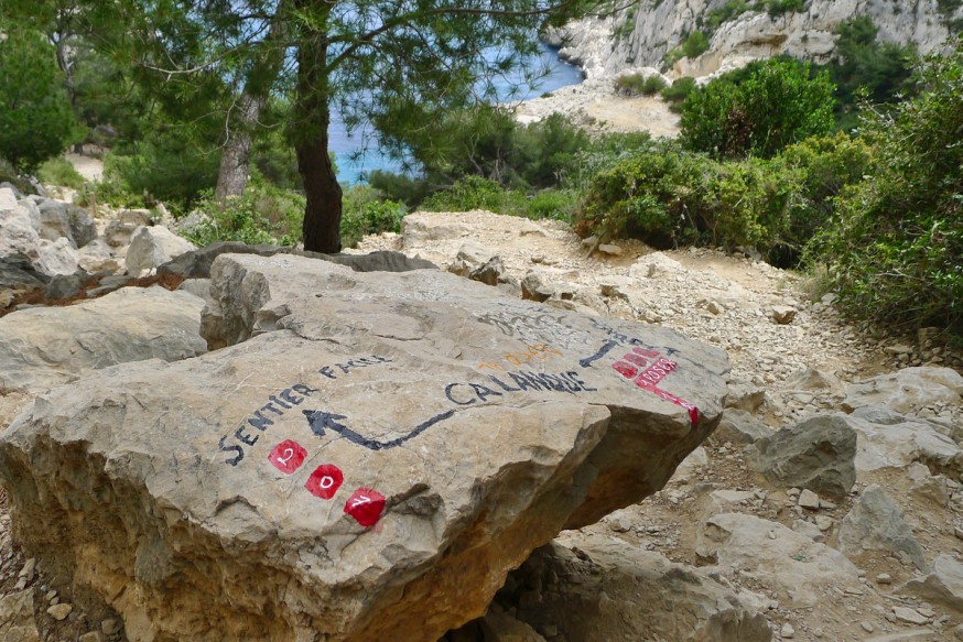 Marquage du chemin facile vers la calanque de sugiton