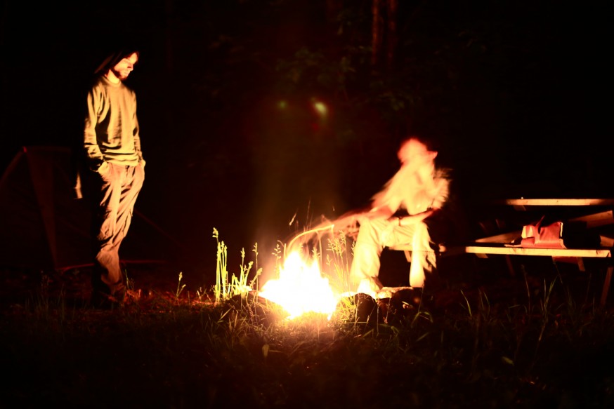 Camping au canada - soiree au coin du feu