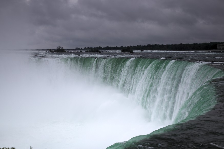 Chutes du Niagara sous la pluie