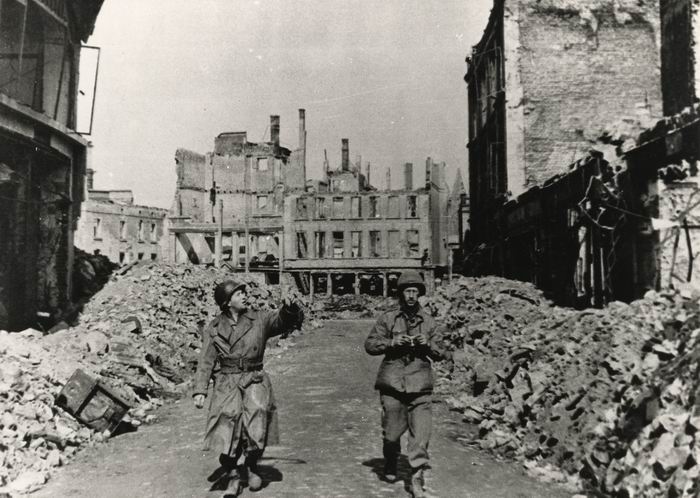 Soldats américains après les bombardements de Darmstadt