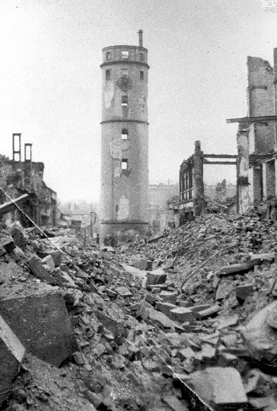 Décombres de Darmstadt après les bombardements - Source : p-stadtkultur.de